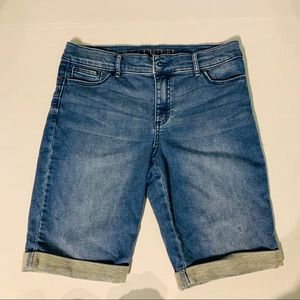 Bermuda Juicy Couture shorts